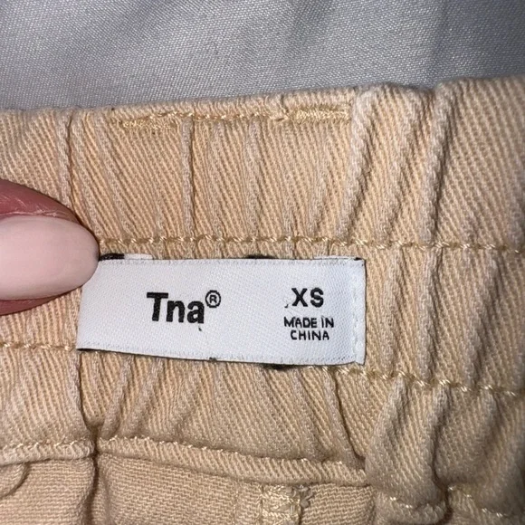 Aritzia TNA Tan Cargo Shorts with Black Belt - Picture 5 of 8